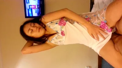 骚货女同事一边摇一边发骚