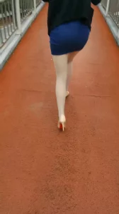 公交车艳遇，尾行灰丝少妇 ，被顶摸爽了主动磨我