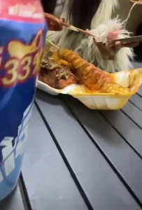 剧情感拉满！烤店小姨子给姐夫口交 卫生间惊险刺激 全部射到她嘴里