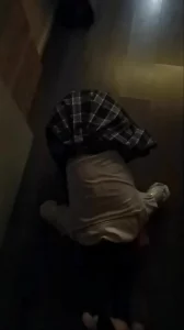 大一母狗爬行舔脚sp调教