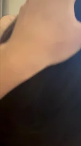 母狗趴在鸡巴上给我舔屌，后面又舔脚！！！