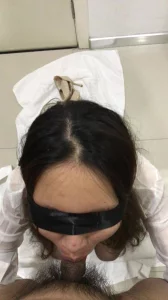一个饥渴难耐、穿着黑丝袜的性感妻子，无法抗拒诱惑，跪下来乞求一个男人的阴