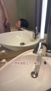 连续射了两次，第一次射嘴巴里，完美露脸的反差骚货