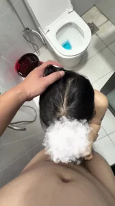 卫生间里口爆射她一脸