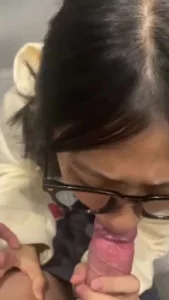 超清纯眼镜JK母狗口交